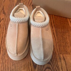 Ugg Women’s Tazz Slipper in Sand.